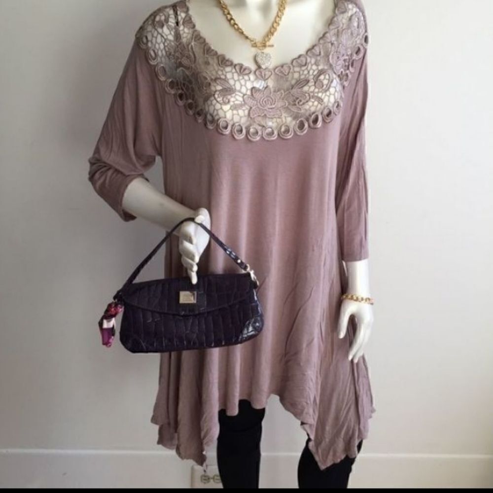 Gorgeous Flowey Top embroidered neckline‎